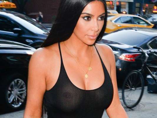 Kim Kardashian ousou ao apostar em peça transparente para ir às ruas do bairro do SoHo, em Nova York, nesta terça-feira, 1º de agosto de 2017