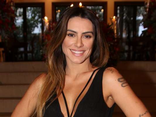 Cleo Pires levou seus fãs à loucura neste sábado, 5 de agosto de 2017, ao publicar uma foto usando um maiô cavado