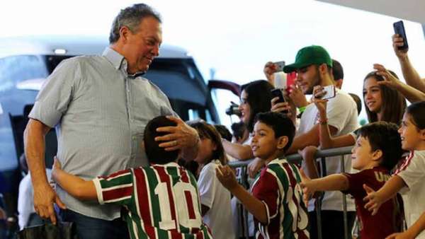 Na chegada ao Maracanã, Abel Braga recebeu o carinho dos pequenos tricolores