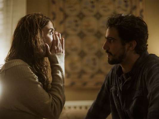 Renato (Renato Góes) conta a Rimena (Maria Casadevall) que é pai do filho de Alice (Sophie Charlotte), na supersérie 'Os Dias Eram Assim', em 14 de agosto de 2017