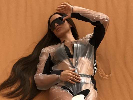 Henrique Martins, maquiador de Anitta no clipe 'Sua Cara', precisou refazer a pele da cantora cerca de três vezes em 18 horas: 'Os produtos são à prova d'água, então eles ajudam a ter uma resistência maior'