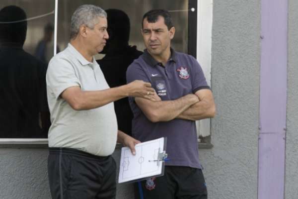 Alfinete com Fábio Carille em treino do Corinthians