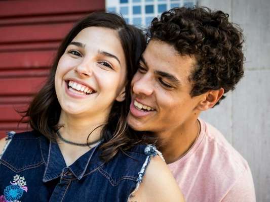 Na novela 'Malhação', Tato (Matheus Abreu) não resiste e tenta retomar o contato com Keyla (Gabriela Medvedoviski)
