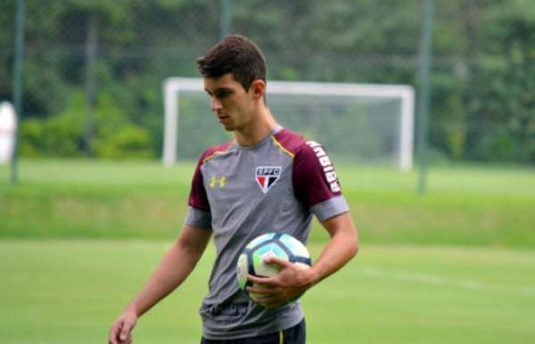 Shaylon em treino no CT da Barra Funda