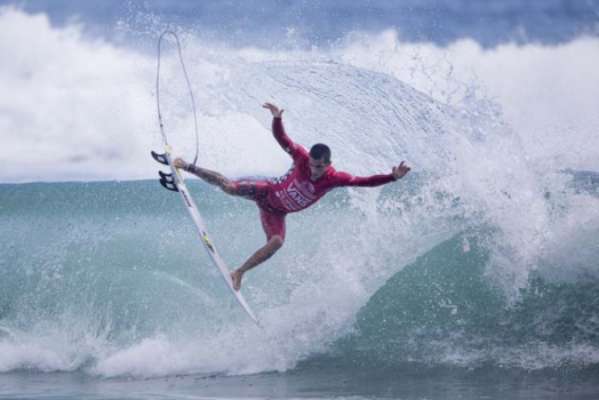 Filipe Toledo chega ao Taiti embalado por conquista em Jeffreys Bay. Ele é 7º no ranking