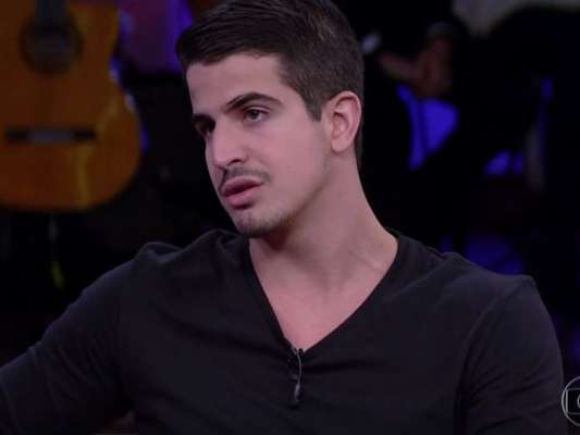 Enzo Celulari revelou que teve problema para lidar com a fama dos pais, Claudia Raia e Edson Celulari, no 'Conversa com Bial', da última quinta-feira, 10 de agosto de 2017