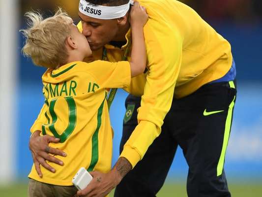 Neymar é um pai presente na criação de David Lucca e sempre que possivel leva o filho ao estádio para ver os seus jogos