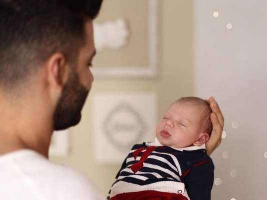 Gusttavo Lima celebrou o primeiro Dia dos Pais ao lado do pequeno Gabriel neste domingo, 13 de agosto de 2017
