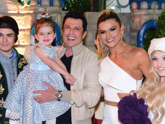 Filha de Ceará e Mirella Santos, Valentina ganhou festa de aniversário dos pais nesta sexta-feira, 11 de agosto de 2017