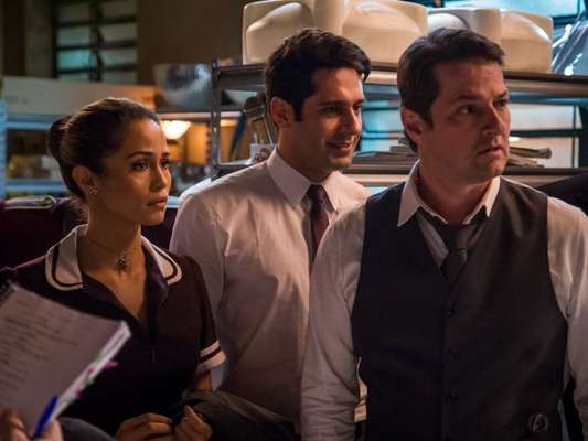 Malagueta (Marcelo Serrado), Agnaldo (João Baldasserini) e Sandra Helena (Nanda Costa) se escondem no Klub Strass, na novela 'Pega Pega', a partir de 14 de agosto de 2017