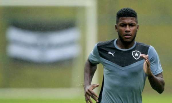 Zagueiro de 22 anos foi revelado no Botafogo