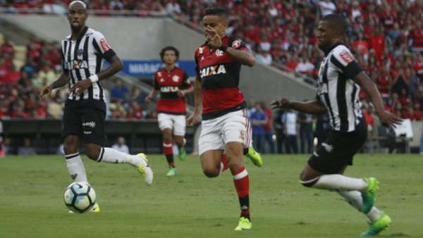 Flamengo e Galo empataram por 1 a 1 no primeiro turno. Veja uma galeria de fotos deste de outros confrontos recentes