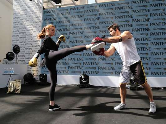 A atriz Marina Ruy Barbosa participou de um aulão de muay thai na Casa Pantene, em São Paulo, na manhã deste sábado, 12 de agosto de 2017