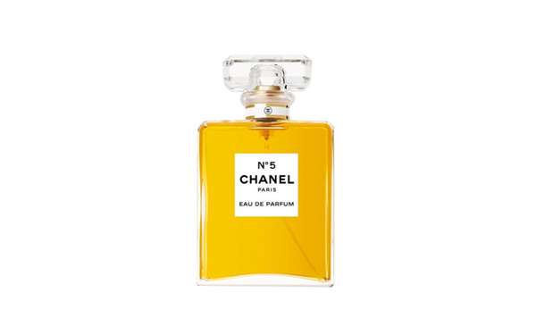 CHANEL Nº 5 (1921)Criado por Ernest Beaux, o clássico dos clássicos é uma overdose de aldeídos combinados com um bouquet floral de jasmim e rosas naturais cultivadas há mais de 90 anos pela mesma família que garante o fornecimento destes ingredientes da mais pura qualidade e que fazem parte da fórmula original do perfume.