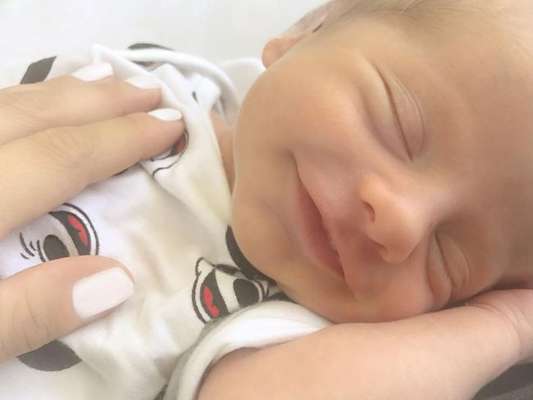 Karina Bacchi publicou uma foto do filho recém-nascido, Enrico, sorrindo nesta quinta-feira, 17 de agosto de 2017