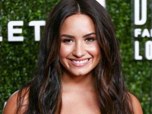 Demi Lovatodisse que está aprendendo a lidar com a vida de solteira após o fim do namoro com o brasileiro Guilherme 'Bomba'