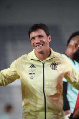 Zé Ricardo pode assumir o cargo de técnico do Vasco. Veja a seguir a galeria L! do ex-técnico do clube, Milton Mendes