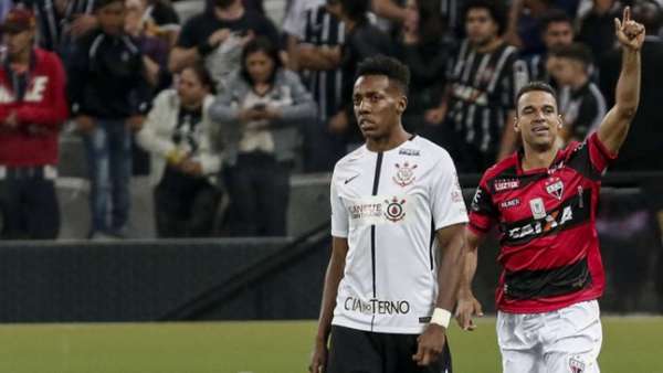Moisés quer pegar ritmo e confiança no Corinthians: 'Preciso de sequência'