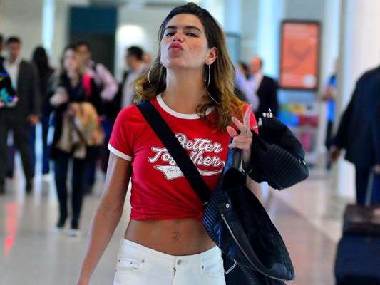 Mariana Goldfarb deixou a barriga à mostra com um look inspirado na modelo Gigi Hadid nesta segunda-feira, 28 de agosto de 2017