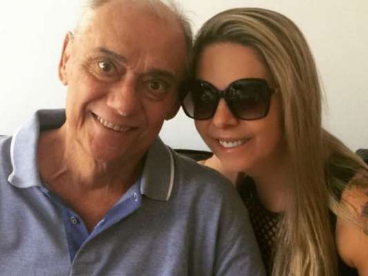 Marcelo Rezende lamenta saudade da namorada, que está nos EUA: 'Volta, meu amor'