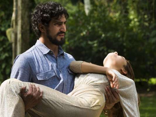 Alice (Sophie Charlotte) se joga na frente de Renato (Renato Góes), leva tiro de Vitor (Daniel de Oliveira) e fica entre a vida e a morte, no final da supersérie 'Os Dias Eram Assim'