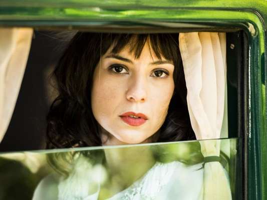Andreia Horta vive Lucinda, antagonista complexada, na novela 'Tempo de Amar', que estreia em 26 de setembro de 2017