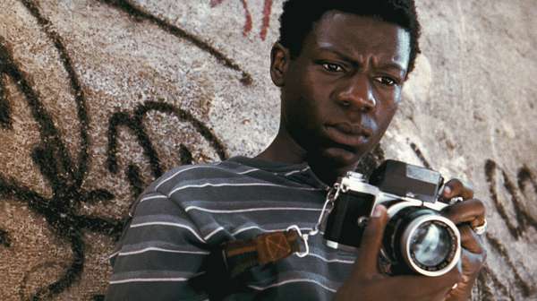 Cidade de Deus (2002)Indicado a quatro Oscars, “Cidade de Deus” é provavelmente o filme brasileiro mais conhecido fora do país. Com uma linguagem de câmera inovadora e a escolha de parte do elenco amador, o filme ganha liberdade e agilidade para contar a história de dois garotos no morro do Rio de Janeiro: um, cresce para se tornar fotógrafo; o outro, chefe do tráfico.