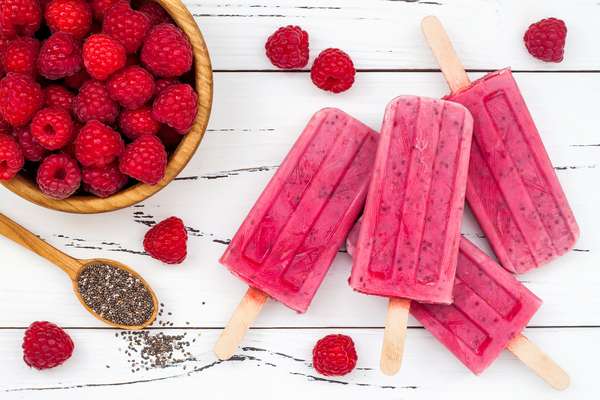 Picolé de Framboesa com ChiaIngredientes 1 xícara de framboesas congeladas 1 xícara de morangos congelados 1/3 de xícara de sementes de chia ½ xícara de suco de uva ¼ de xícara de água Modo de preparo Coloque todos os ingredientes no liquidificador e bata até ficar homogêneo. Coloque a mistura em formas de picolé e congele.