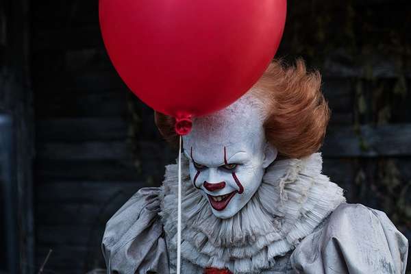 It – A CoisaQuando crianças começam a desaparecer misteriosamente na pequena cidade de Derry, no estado de Maine, um grupo de crianças é obrigado a enfrentar seus maiores medos ao desafiar um palhaço maligno chamado Pennywise, que há séculos deixa um rastro de morte e violência. Baseado no livro de Stephen King.