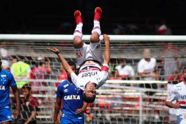 Hernanes comemora um de seus gols na vitória sobre o Cruzeiro no Morumbi