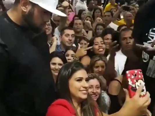 Simone, da dupla com Simaria, brincou com altura do seu segurança nesta segunda-feira, 11 de setembro de 2017