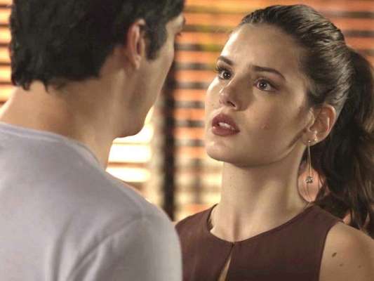 Luiza (Camila Queiroz) se choca com revelação de Eric (Mateus Solano), em 22 de setembro de 2017, na novela 'Pega Pega'