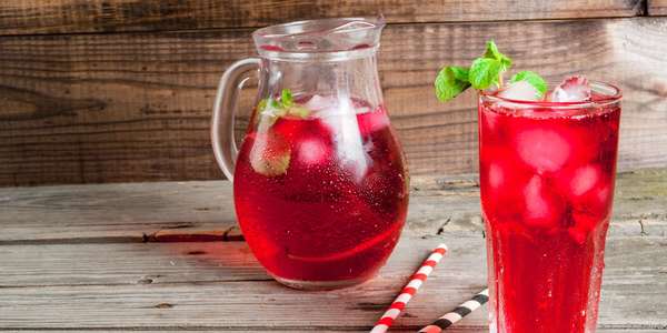 Cachaça com suco de hibiscoO coquetel é azedinho, ótima opção para quem não gosta de nada muito açucarado. O cítrico do limão ajuda a apagar o gosto forte da pinga. Ingredientes 50ml de cachaça 25ml de xarope de hibisco ou chá concentrado de hibisco (encontrado facilmente em casas de ervas e produtos naturais) 1/2 limão siciliano cortado em cubos Modo de preparo: Bata todos os ingredientes em uma coqueteleira e sirva em copo longo com gelo. Fonte Bebida Express Blog