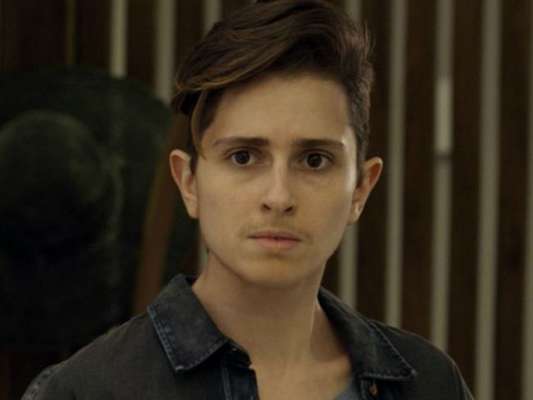 Na novela 'A Força do Querer', Ivan (Carol Duarte) leva surra de homofóbicos e sofre aborto