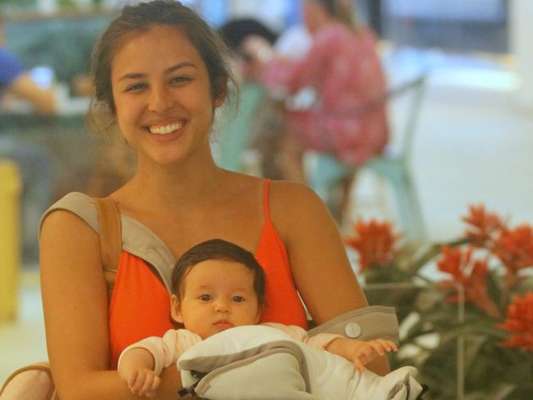 Yanna Lavigne passeia com a filha, Madalena, de 3 meses, usando canguru. Fotos!