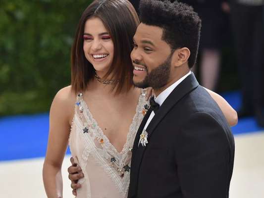Selena Gomez e o namorado, The Weeknd, estão morando juntos em Nova York, nos Estados Unidos