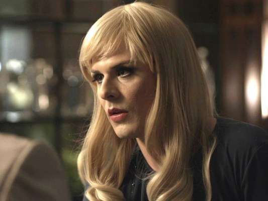 Na novela 'Pega Pega' Pedrinho (Marcos Caruso) para de falar com Rubia (Gabriel Sanches) por achar que os dois já dormiram juntos