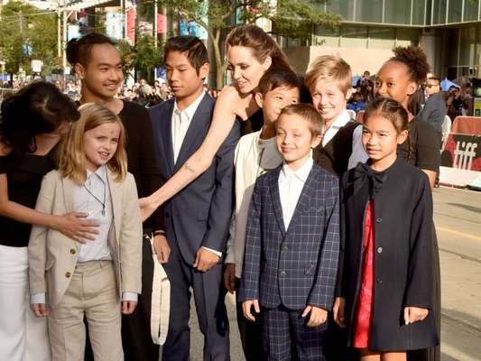 Angelina Jolie levou os seis filhos para a première do filme 'First They Killed My Father' no Festival de Cinema de Toronto, nesta segunda-feira, 11 de setembro de 2017