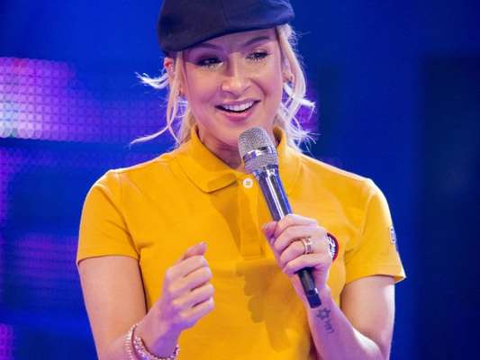 Claudia Leitte falou que acredita que a falta de educação dos brasileiros faz dos problemas piores