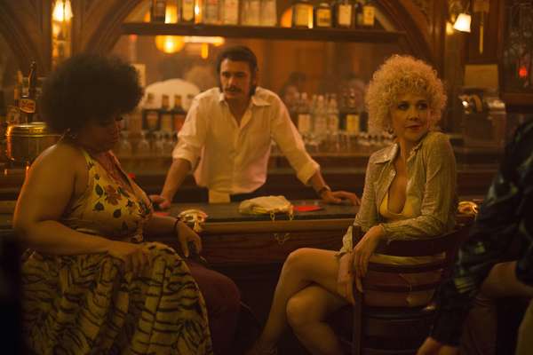 The Deuce | DramaProtagonizada por James Franco e Maggie Gyllenhaal, The Deuce acompanha a história da legalização e o crescimento da indústria pornográfica em Nova York do começo da década de 1970 até meados dos anos 1980. A série apresenta um mundo cheio de sexo, crime e violência enquanto a pornografia alcança legitimidade, permanência cultural e lucros milionários. O roteiro e a construção dos personagens têm sido muito elogiados pela critica especializada. Onde assistir: HBO Go