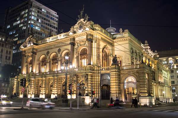 O arquiteto Ramos de Azevedo e os italianos Cláudio Rossi e Domiziano Rossi começaram a construção do Theatro em 1903, e sua inauguração aconteceu oito anos depois, em 12 de setembro de 1911. O prédio, que era uma demanda da elite paulistana que crescia devido aos lucros provenientes do café, foi aberto diante de um público de 20 mil pessoas, que aguardava a chegada dos primeiros convidados ilustres.