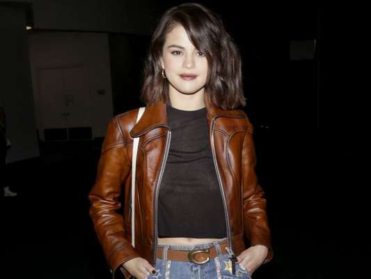 Selena Gomez optou pelo visual com inspiração country para a New York Fashion Week, nesta terça-feira, 12 de setembro de 2017