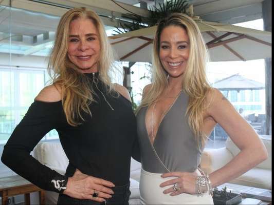 Danielle Winits leva a mãe, Nadja, à festa de aniversário da empresária Rosa Leal, na Barra da Tijuca, Zona Oeste do Rio de Janeiro, nesta terça-feira, 12 de setembro de 2017