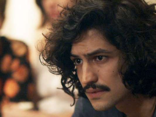 Gustavo (Gabriel Leone) será preso como suspeito de ter matado Arnaldo (Antonio Calloni) em 'Os Dias Eram Assim'