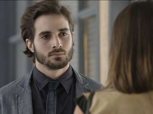 Ruy (Fiuk) fica chocado quando Cibele (Bruna Linzmeyer) diz que que Ritinha (Isis Valverde) 'estava de caso' com Zeca (Marco Pigossi), na novela 'A Força do Querer'