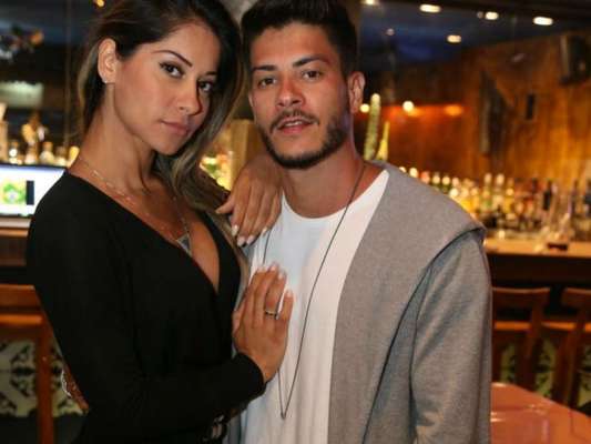 Mayra Cardi contou que casamento com Arthur Aguiar terá cardápio fitness nesta quinta-feira, 14 de setembro de 2017