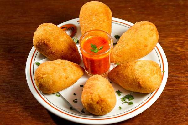 Coxinha do VelosoA coxinha do Veloso Bar já é tão famosa que é praticamente patrimônio cultural da cidade. Considerada por muitos a melhor coxinha de São Paulo, ela vem em uma porção com molhinho de pimenta e sua consistência é incrível: crocante por fora e cremosa por dentro. Não deixe também de provar os incontáveis sabores de caipirinha da casa. Veloso Bar Endereço: R. Conceição Veloso, 54 - Vila Mariana Horário de funcionamento: De terça a sexta, das 17h30 às 00h30 | Sábado, das 12h30 às 00h30 | Domingo, das 16h às 22h30