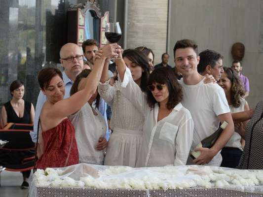 Resultado de imagem para Velório de Marcelo Rezende é marcado por emoção e brinde da família