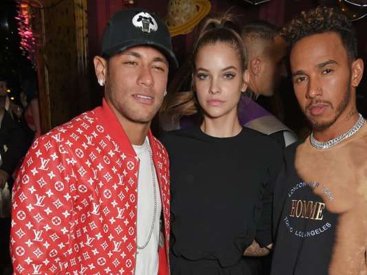 Neymar sobrepôs o look branco com jaqueta de couro vermelha para a festa da revista "LOVE" e da grife Miu Miu na boate Loulou's, em Londres, nesta segunda-feira, 18 de setembro de 2017