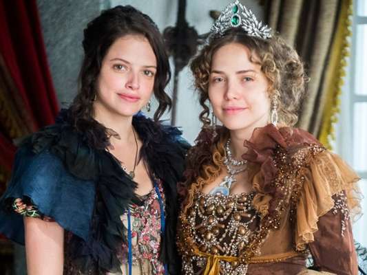 Leopoldina (Leticia Colin) socorre Domitila (Agatha Moreira) após a rival levar um tiro de Pedro (Caio Castro), na novela 'Novo Mundo', a partir de 20 de setembro de 2017